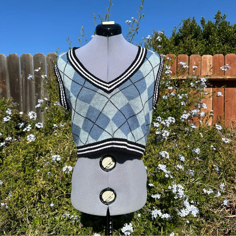 Rue 21 Size Large Cropped Sweater Black, White and Blue V-Neck Slouchy Vest